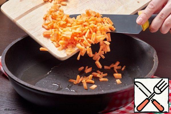 Heat the oil in a pan and add the carrots. Fry to a caramel crust.