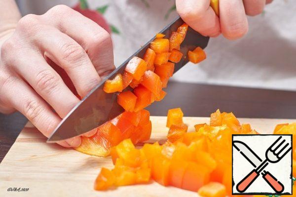 Cut the pepper into cubes.