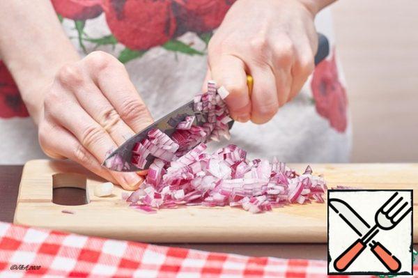 Chop the onion into small cubes.