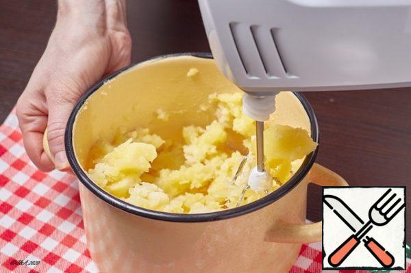 Mash the potatoes with a mixer.