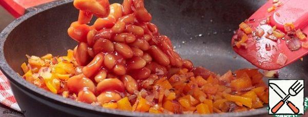 For vegetable roasting, put the beans in the tomato. Put it out a little more. Season to taste with salt and pepper.