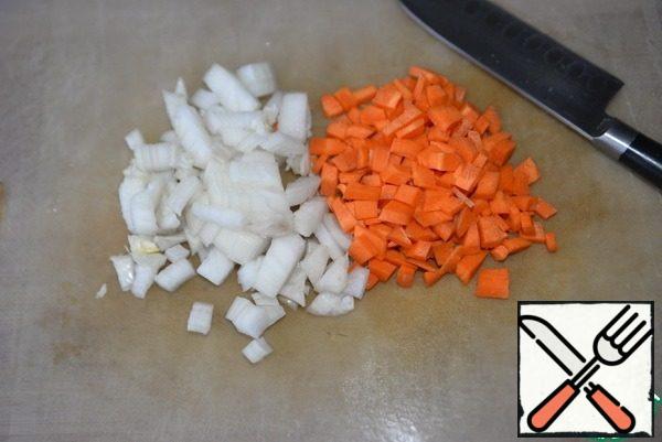 Cooking the roast. Cut the onion and carrot into small cubes.
