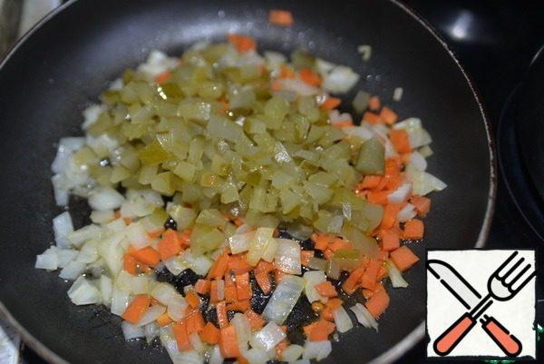 Fry the onion and carrot in vegetable oil for 2 minutes over medium heat.
Pickle (barrel) cut into small cubes, put it to the vegetables, fry, simmer for 2 minutes.