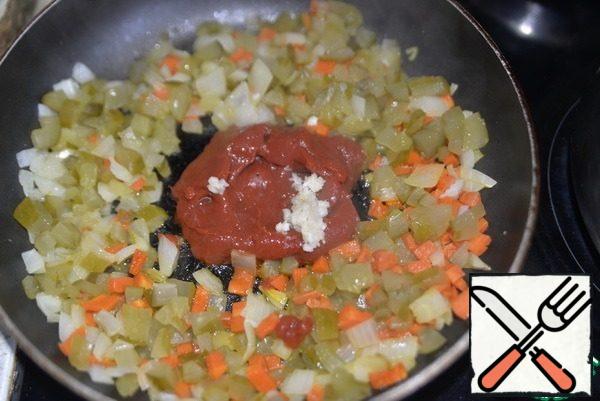 Put the tomato paste, squeeze out the garlic, mix.