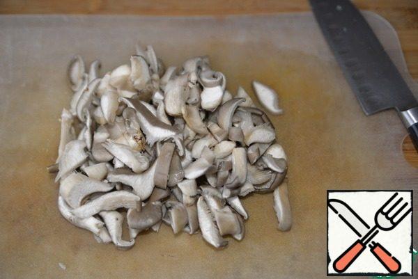 At the same time, wash the mushrooms, dry them, and cut them. Mushrooms can be taken any by the presence and taste, I have oyster mushrooms.