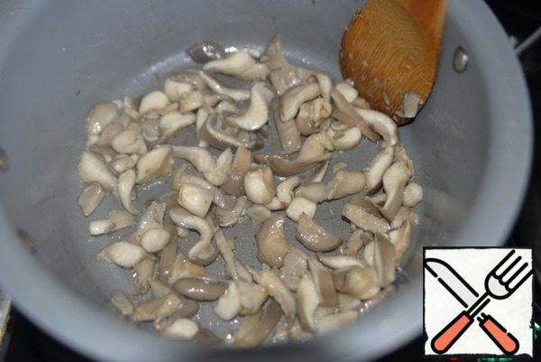 Fry the mushrooms for 2 minutes on high heat in vegetable oil. I immediately take a pot with a thick bottom, which will then cook the soup.