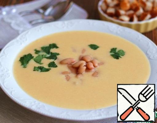 Pour the mashed soup on the plates. Pour the canned food from a jar with white beans, add the finished beans to a plate with mashed soup (adjust the amount to taste). Sprinkle the dish with fresh parsley. To serve the soup-puree garlic crackers. Bon Appetit!