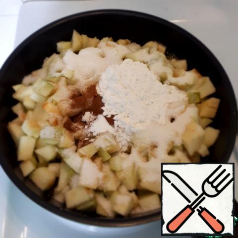 In a pan, melt the butter, put the apples, sugar, cinnamon, starch, and mix everything. Simmer the apples over medium heat, constantly stirring, so as not to burn.