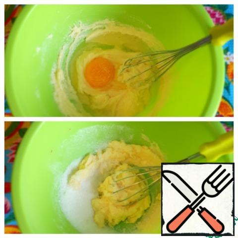 Prepare the dough. Mash the butter and sugar, add the egg, and mix everything well.