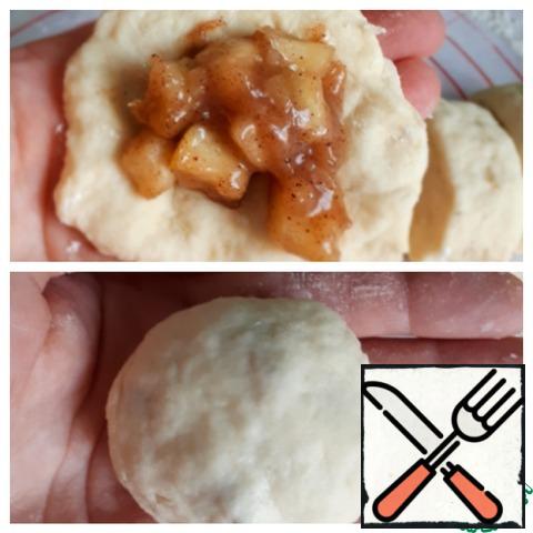 From the dough, make a flatbread and put the Apple filling in the middle. Collect the edges of the dough, pinch and form a ball.