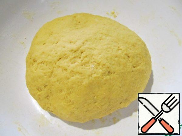 Pour 1 Cup of boiling water and knead first with a spoon, then with your hands.
It turns out such an elegant bright dough.
Cover the dough with a towel and remove it for 1 hour.