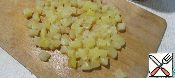 Open a jar of pineapples. Half a can of pineapples cut into small pieces.