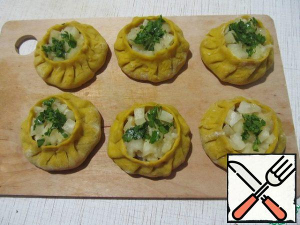 Put pineapple slices on the open top and sprinkle with chopped parsley.