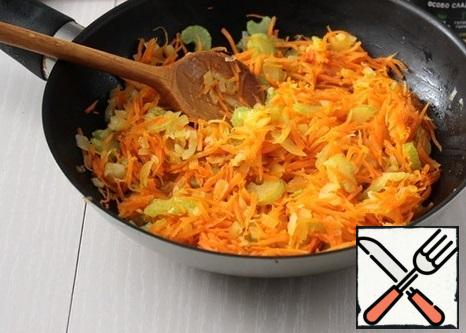 In a frying pan, melt the butter and make a weak fry. First fry the onion, then add the carrots and celery.