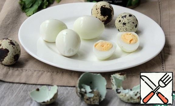 Boil the quail eggs, quickly pour in cold water, so that they are well cleaned.