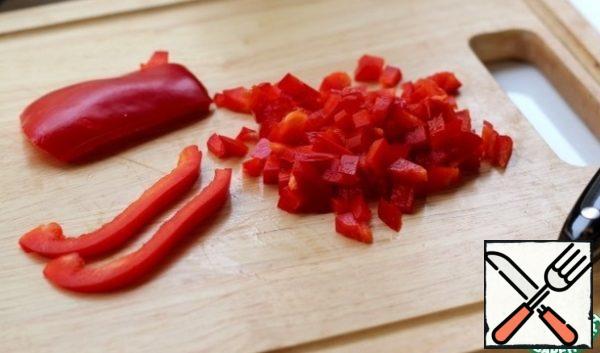Peel the bell peppers from the seeds, slice them, and add them to the vegetables.