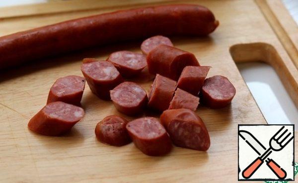 Hunting sausages cut into pieces.