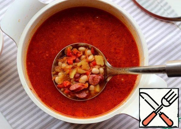 Put the fried sausages, pasta (tomato puree) and beans in a frying pan. Bring to a boil, turn off the heat and let the soup simmer for 15 minutes. Delicious, rich, fragrant soup is ready!