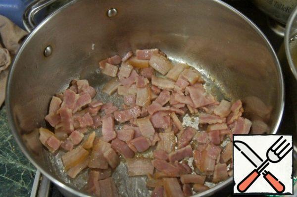 And fry in vegetable oil, stirring constantly, for 5 minutes in a frying pan with a thick bottom.