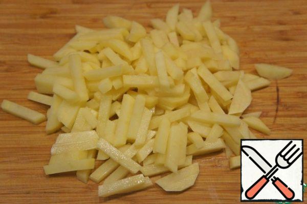 Cut the potatoes into thick strips.