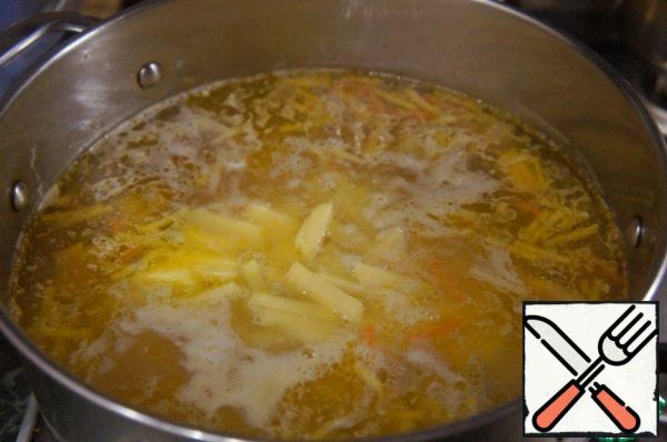 Pour the potatoes into the boiling soup. Cook for 5 minutes.