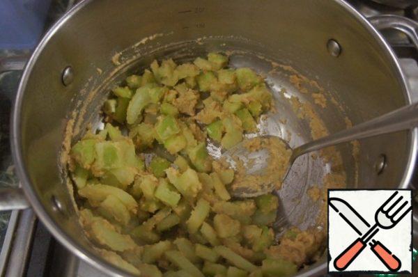 Put the sweet pepper, celery and onion in the flour mixture and cook, stirring, for another 6 minutes.