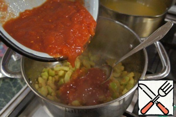 Mash the tomatoes with a fork and add the juice to the pan with the vegetables.