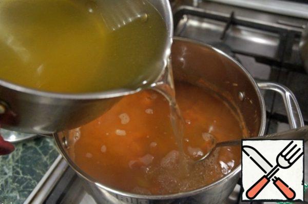Heat the broth almost to a boil, pour it into a saucepan and let it boil.