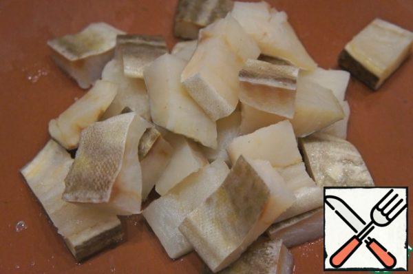 Meanwhile, wash the fish fillets, dry them and cut them into small pieces. Add the fillet pieces to the soup and cook for 5 minutes.