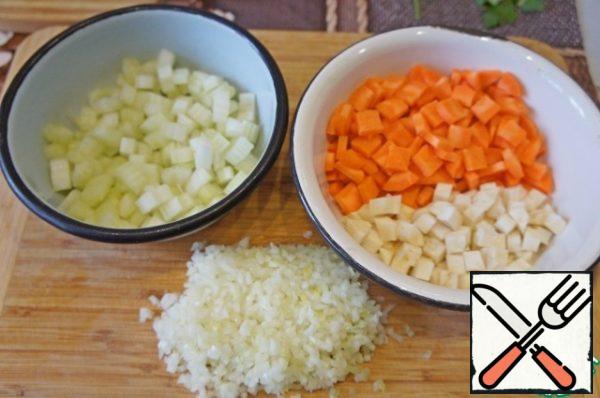 Peel and slice the carrots and onions the size of a bean, wash and slice the celery, and chop the garlic.