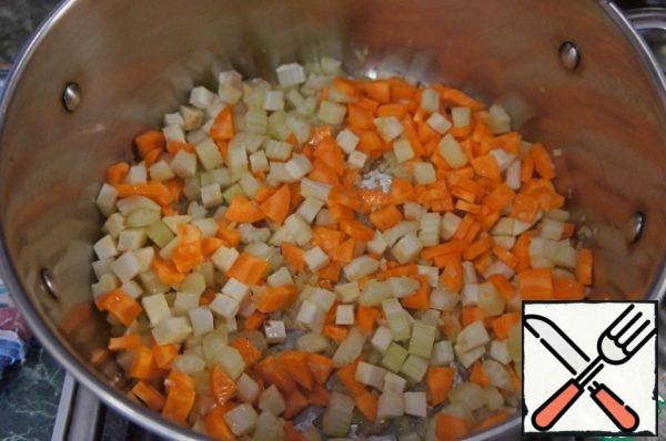 In a large saucepan, heat the oil, add the vegetables and cook, stirring, for 8 minutes.