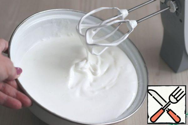 Whisk the protein-sugar mixture, but not to persistent peaks. Please note that when the bowl is tilted, the protein dough should overflow slightly over the edge.