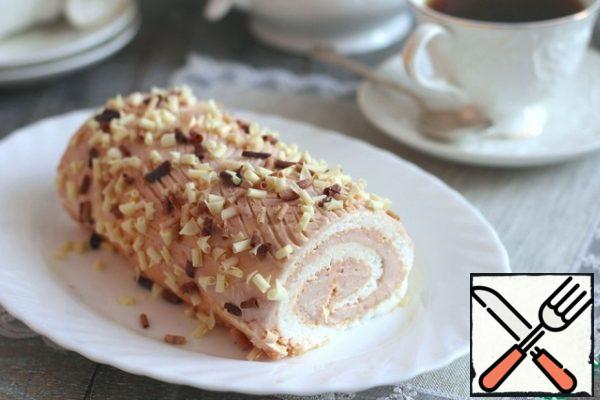 Lubricate the finished roll with cream, which was postponed earlier, and sprinkle with chocolate chips.
