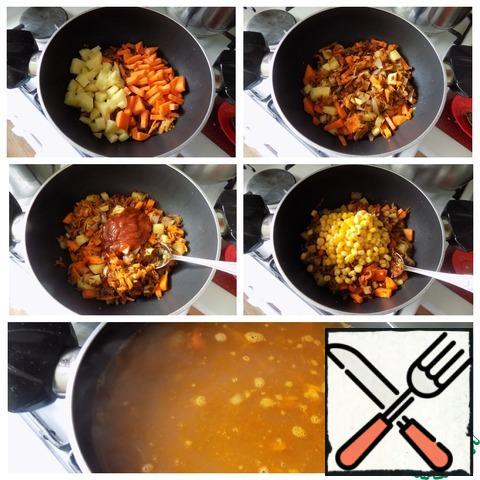 Next-the turn of potatoes and carrots, cut into a small cube. Stir and again under the lid on a minimum heat simmer for 10 minutes. Put the tomato paste, combine and spread the corn from the jar. Simmer for another 5 minutes. Pour the contents of the pan with boiling water, stir, bring to a boil and cook the soup under the lid until the rice is ready. Red rice is cooked longer than usual. Salt to taste.