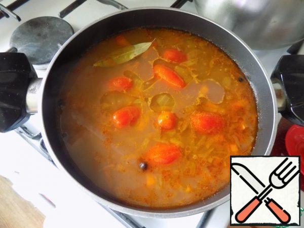 At the very end of cooking, put cherry tomatoes, sweet peas, Bay leaves in a pan and pour another 1 tbsp of olive oil. After 3 minutes, remove the soup from the heat and let it stand for a while.