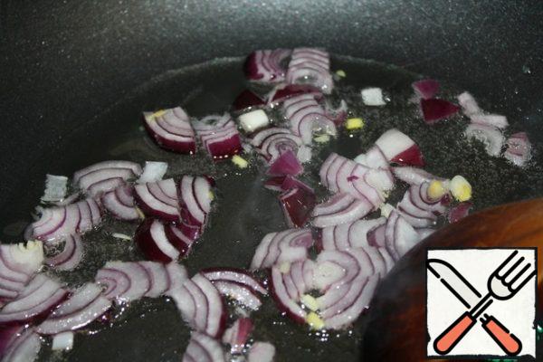 Finely chop the onion, heat the oil and fry for 3 minutes on high heat.