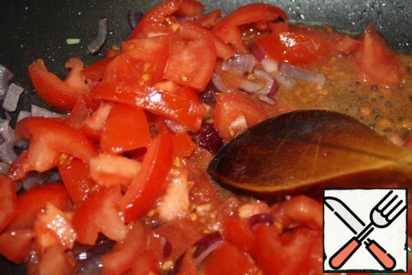 Then add the chopped tomatoes.
In winter, take canned in their juice from a jar.
Fry for about 5 minutes.