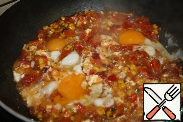 At the end of the dish, you can add cheese and eggs covered with icing.
You can beat the eggs completely or gently beat the white, and leave the yolks untouched.