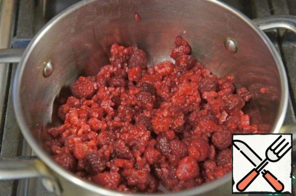 Put the raspberries in a small saucepan (set aside some beautiful berries to serve). Warm it up well until the raspberries give juice.