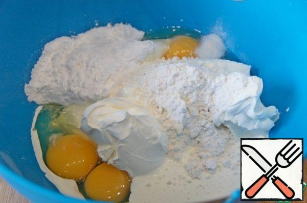 Prepare the products for the cream layer so that everything is at hand. In the bowl of the mixer, put all the ingredients for the cream layer. Stir at the lowest speed until smooth. Do not allow the mass to be too saturated with oxygen – such a cheesecake will greatly increase during the baking process, and then fall off.