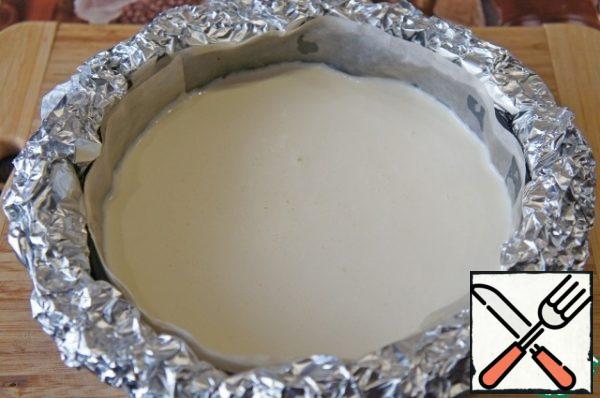 Pour the cheese mass on the cookies. Place the mold on a larger baking sheet filled to the middle with boiling water. Bake at 150 °C for about 45 minutes in a water bath. The middle of the finished cheesecake should fluctuate a little. If necessary, increase the cooking time. Remove from the oven and let cool.