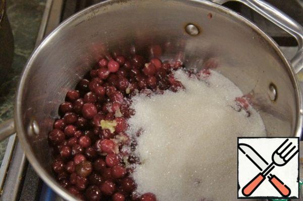 To prepare products for the cranberry mousse. Mix the cranberries (frozen do not need to defrost), lemon juice and sugar. Bring to the boil, stirring, and cook for a few minutes, until the sugar dissolves and the cranberries crack.
RUB through a sieve to get rid of the skin and get a smooth puree.