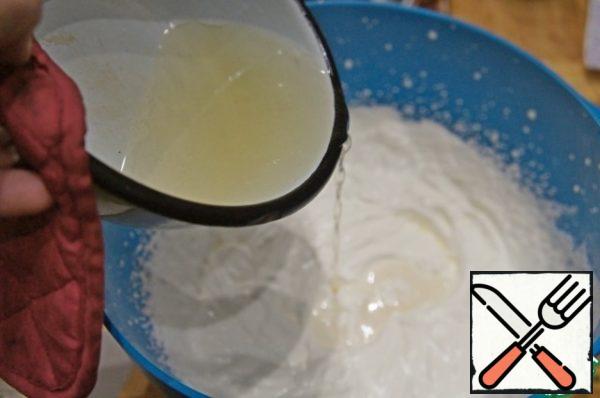 Heat the gelatin slightly until completely dissolved, and then pour a thin stream into the whipped cream. Mix gently.