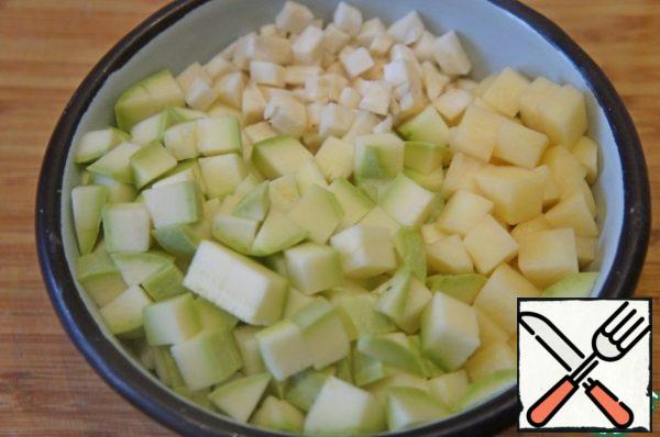 Cut the leeks into rings and rinse thoroughly in a colander under running water to wash out all the sand and earth that may be hiding between the leaves. Wash and peel the celery, zucchini and potatoes. If the zucchini is young, you can not clean it. Cut into small cubes.