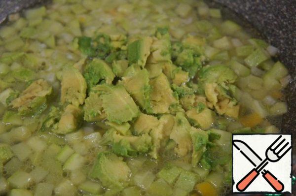 Add the mashed avocado pulp.