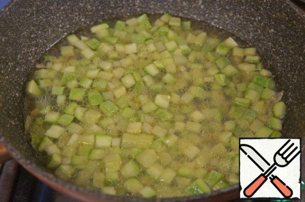 Pour in the hot broth so that it only covers the vegetables, and cook over a low heat until the vegetables are ready.