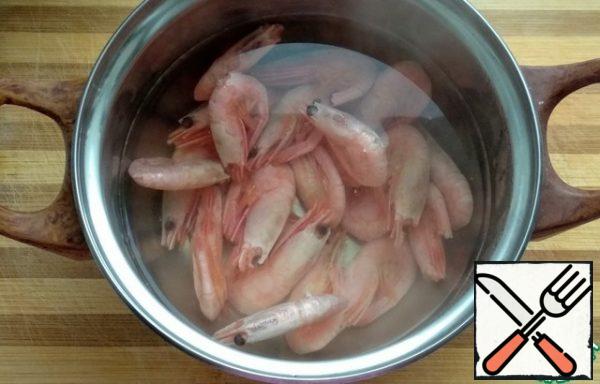 Boil the water for the prawns, boil for a minute. Toss in a colander, rinse and clean.