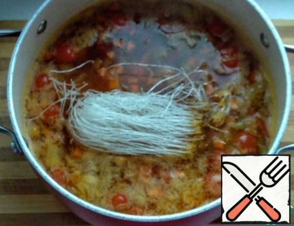 Then boil 1 liter of water in a saucepan, add salt, fried vegetables, shrimp and funchosa. Cook for two minutes, then cover and let stand for 5 minutes.
The amount of soup is calculated for about 3 medium servings.