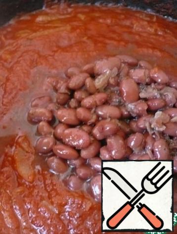 As soon as the stewed onion with tomato paste and mashed tomatoes boils, add the red beans.