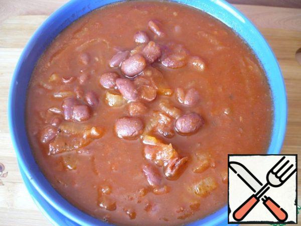 Put the pot of broth on the fire. Transfer the contents of the pan to the boiling broth (stewed onions with tomato paste, mashed tomatoes and red beans). Bring to boil.